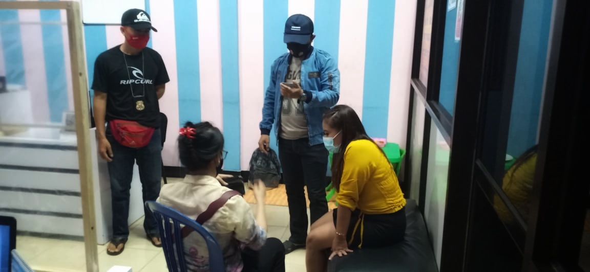 INTROGASI: Anggota SatReskrim Polres Lobar meminta keterangan wanita yang bekerja di salah satu kafe di Batulayar, Senin (18/1/2020).