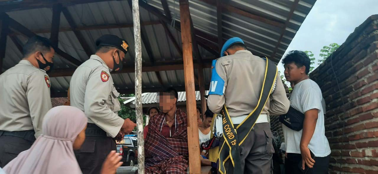 MINTA KETERANGAN: Anggota Polsek Sekotong meminta keterangan korban percobaan bunuh diri, beberapa hari lalu.