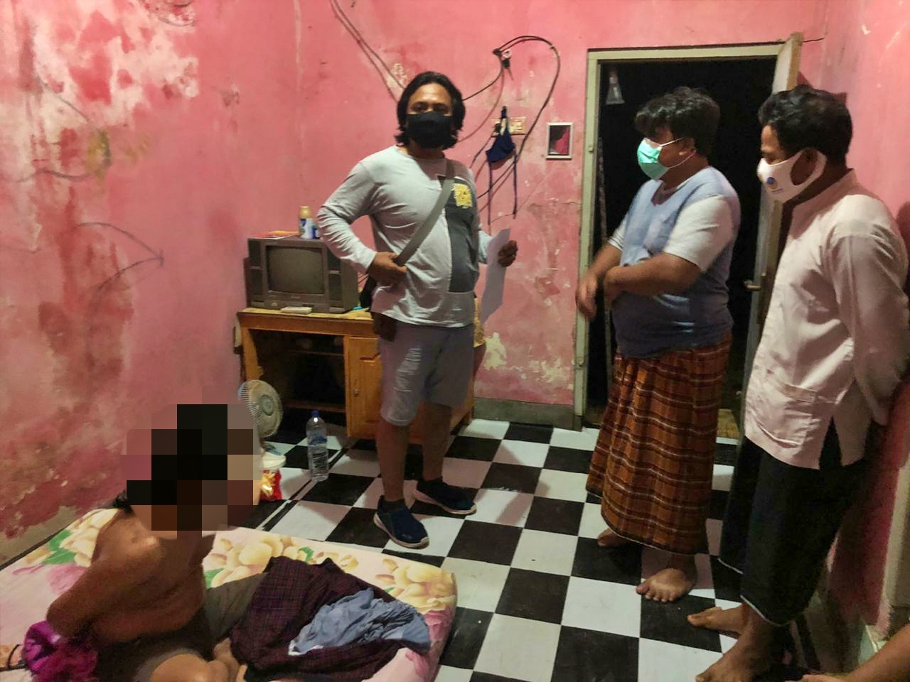 TERTANGKAP: EF, 36 tahun, warga Desa Lenek, Kecamatan Aikmel diringkus anggota Satresnarkoba Polres Lotim di rumahnya, Selasa (19/1). (Satresnarkoba Polres Lotim untuk Lombok Post)