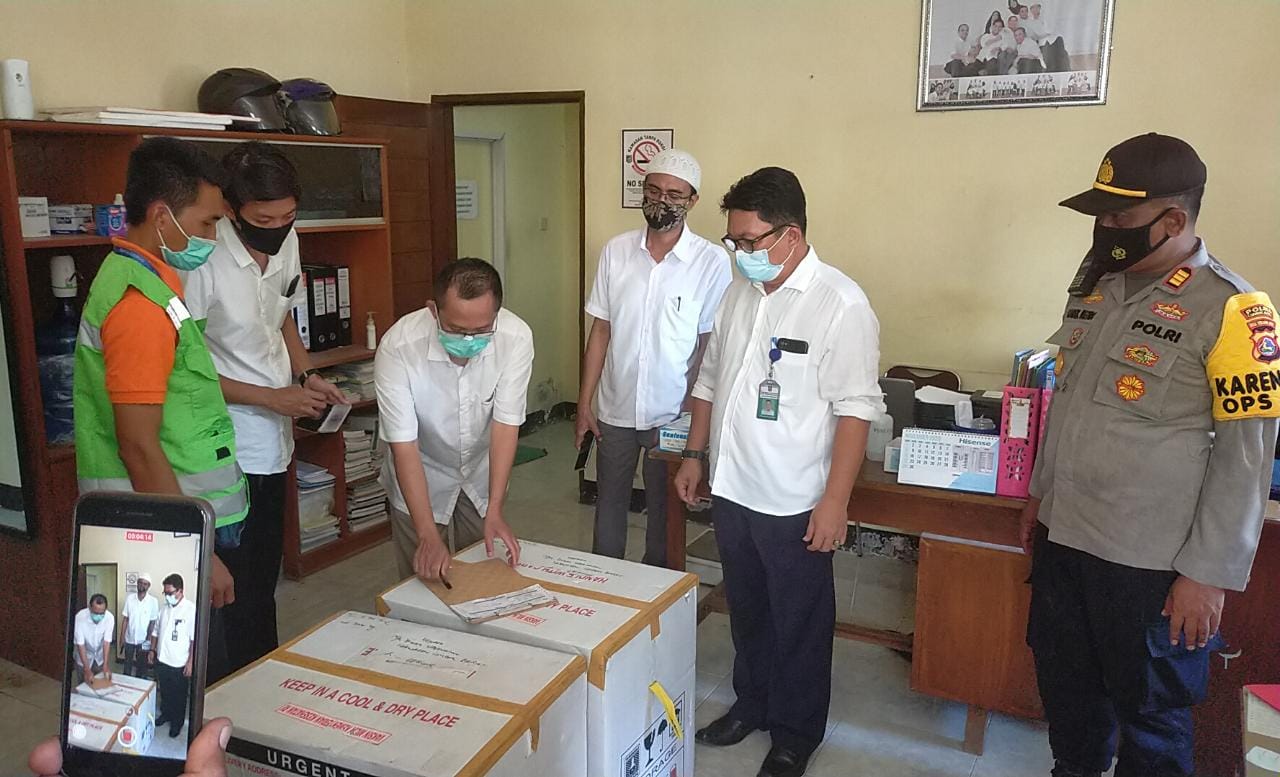 LAWAN KORONA: Kabid Pencegahan Pengendalian Penyakit dan Kesehatan Lingkungan (P3KL) Dikes Lobar dr Ahmad Taufiq Fathoni (tiga dari kiri) menanda tangani surat serah terima vaksin Sinovac di Dikes Lobar, Rabu (13/1/2021).