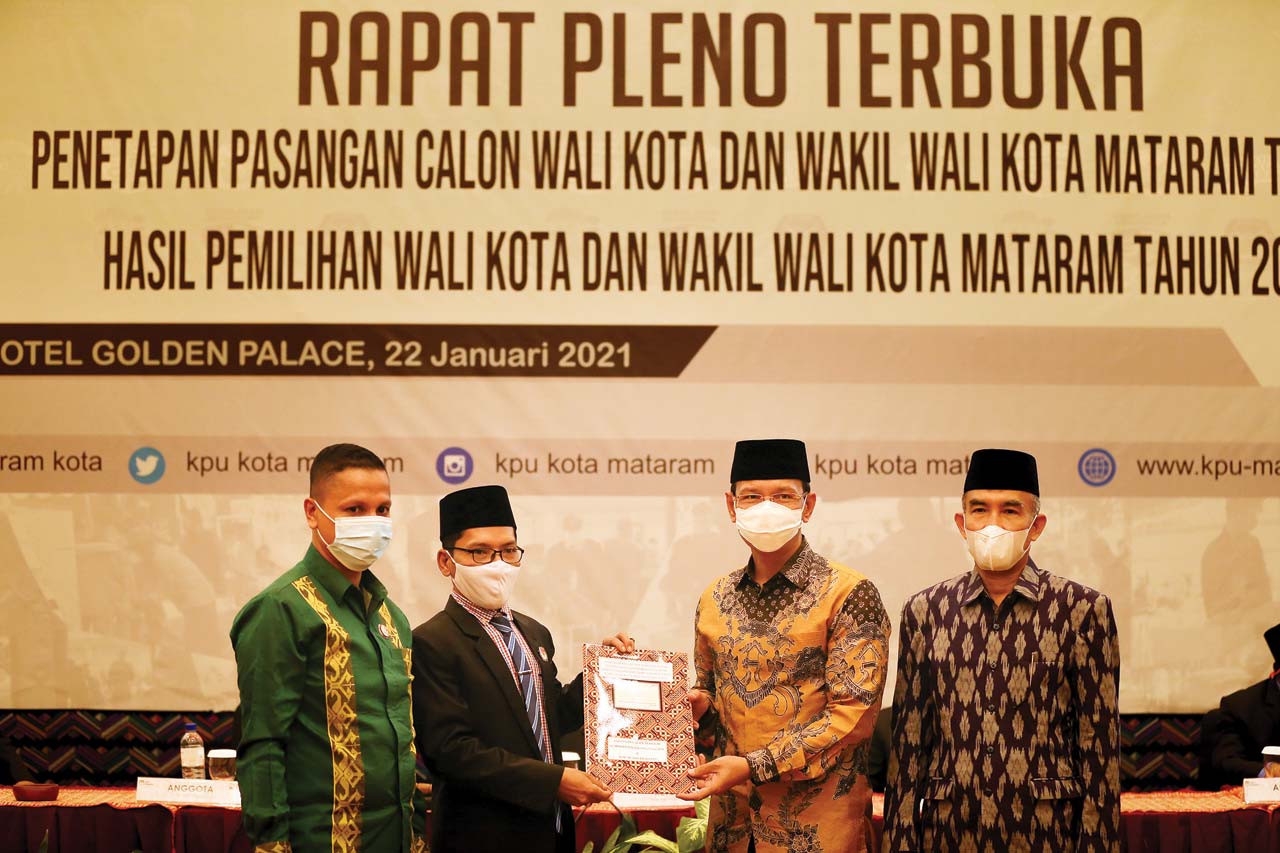 JUARA PILKADA: (Dari kiri) Ketua Bawaslu Kota Mataram Hasan Basri dan Ketua KPU Kota Mataram Husni Abidin menyerahkan surat penetapan pemenang Pilakada 2020 kepada Wali Kota Mataram terpilih, H Mohan Roliskana dan wakilnya TGH Mujibburahman di Hotel Golde