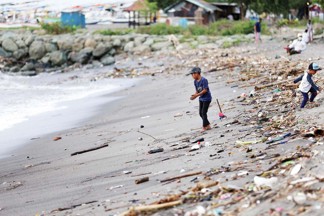 KOTOR TAK TERURUS: Beginilah kondisi Pantai Loang Baloq yang dipenuhi sampah beberapa hari terakhir. Kondisi pantai yang dipenuhi sampah membuat pengunjung yang datang merasa terganggu.