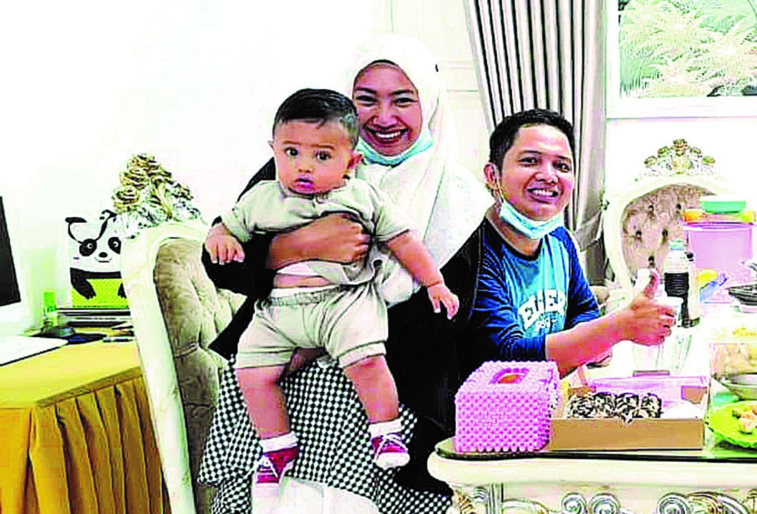 DALAM KENANGAN: Indah Halimah Putri dan Rizki Wahyudi beserta anak mereka, Arkana.