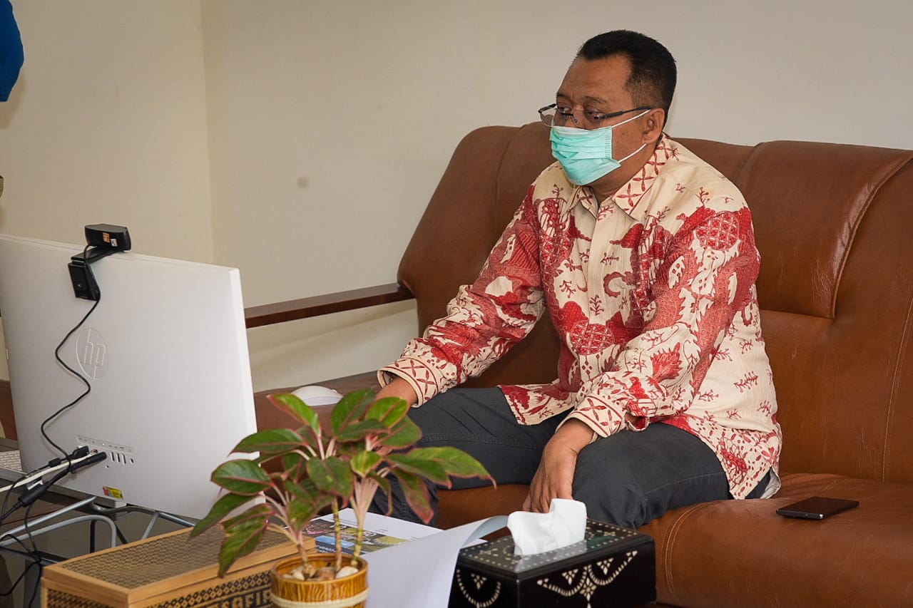 KENALKAN JPS GEMILANG: Gubernur NTB H Zulkieflimansyah menjadi keynote speaker dalam diskusi secara virtual memperkenalkan konsep JPS Gemilang untuk pengembangan UMKM, Jumat (22/1). (Biro Adpim for Lombok Post)