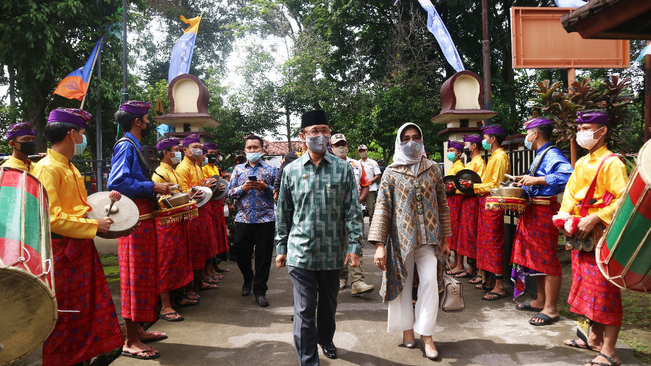 TUNAS PAMIT: Wali Kota Mataram H Ahyar Abduh beserta istri Hj Suryani berpamitan dengan warga di Kecamatan Mataram, Kamis (28/1). (Diskominfo Kota Mataram for Lombok Post)