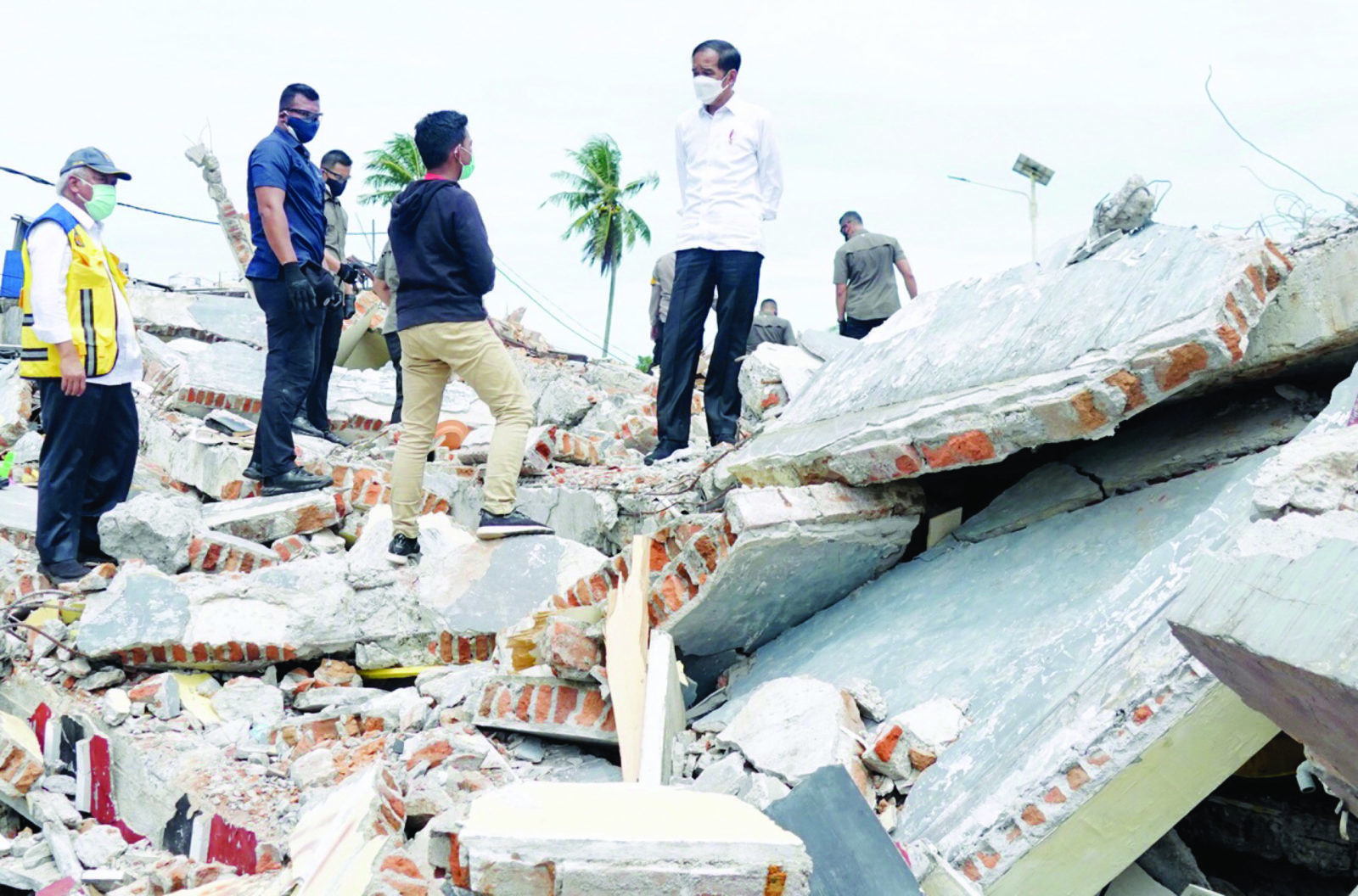 Presiden Jokowi meninjau bangunan yang hancur di kota Mamuju akibat gempa magnitudo 6,2 yang mengguncang Kabupaten Mamuju dan Majene. (lukas/setpres)