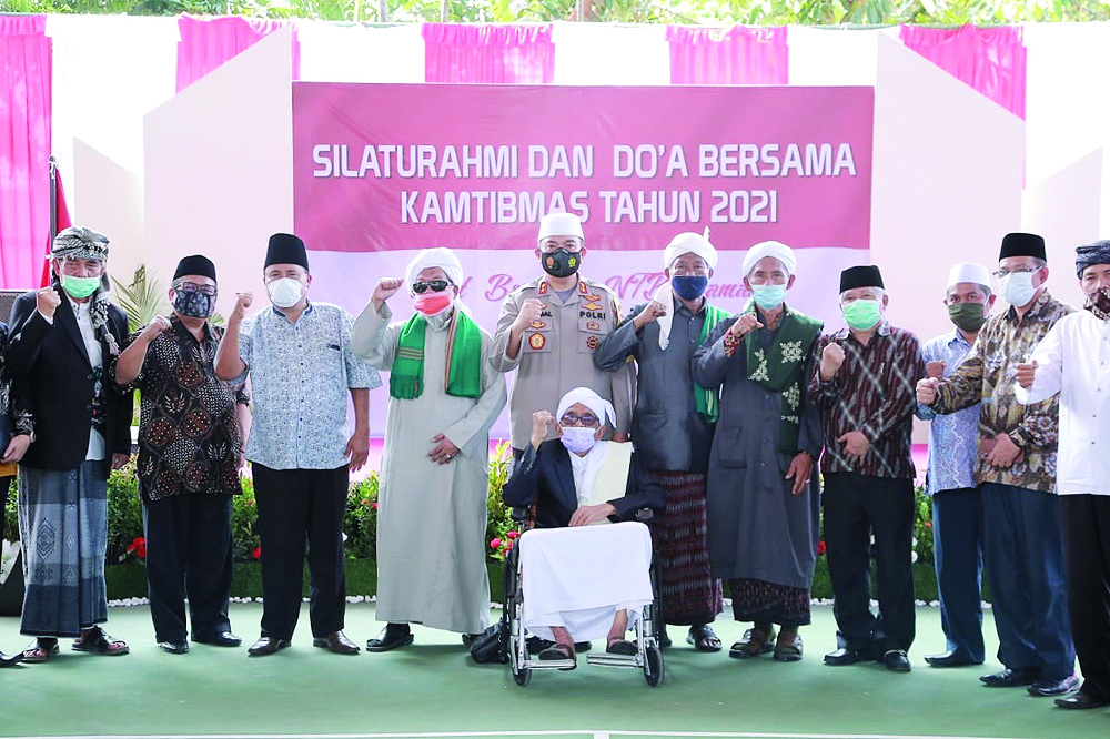 HARLI/LOMBOK POST BERSAMA JAGA KONDUSIVITAS: Kapolda NTB Irjen Pol Muhammad Iqbal (lima dari kiri) bersama para tokoh NU, NW, dan tokoh masyarakat pada kegiatan silaturahmi dan doa bersama di lapangan tenis Mapolda NTB, Rabu (6/1). (harli/lombok post)