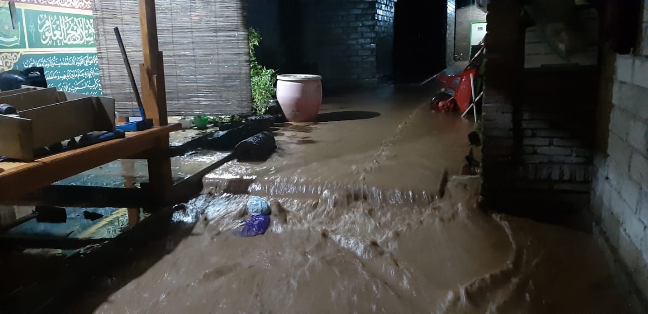 PALING PARAH: Permukiman warga di Desa Kuta, Kecamatan Pujut, Lombok Tengah, terendam banjir, Sabtu malam (30/1). (ist/lombok post)