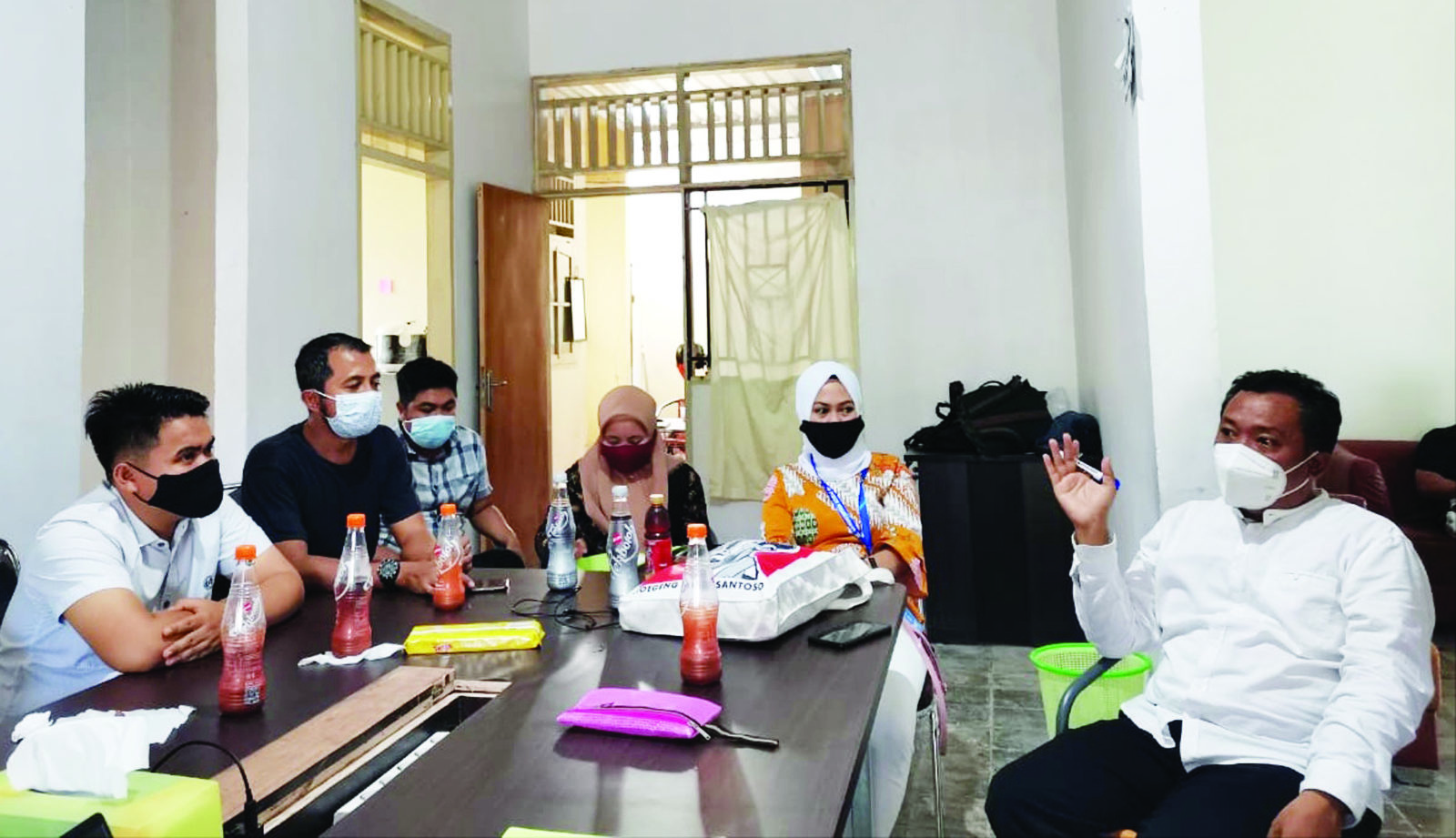 SEPERTINYA ADA KELAINAN: Ketua LPA Kota Mataram Joko Jumadi ( kanan) saat membahas sejumlah kasus anak yang terjadi di Kota Mataram. (ist/lombok post)