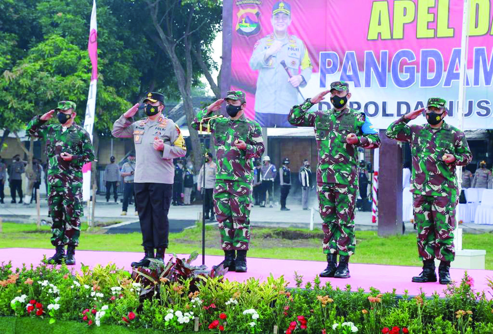 PENGHORMATAN: Pangdam IX/Udayana Mayjen TNI Maruli Simanjuntak (tengah) bersama Kapolda NTB Irjen Pol Muhammad Iqbal (dua dari kiri) serta Danrem 162/WB Brigjen TNI Ahmad Rizal Ramdhani (dua dari kanan) memimpin apel kehormatan di Lapangan Gajah Mada Mapo