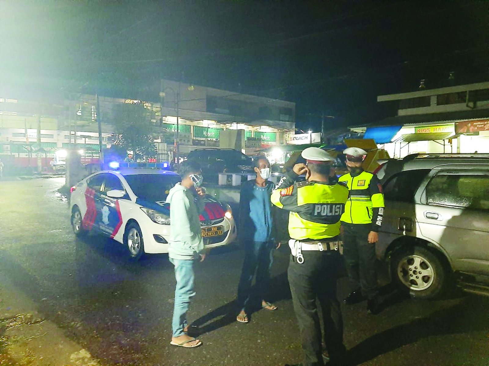 CEGAH KEJAHATAN: Personel Satlantas Polres Sumbawa menyapa warga saat melakukan Patroli Blue Light, Senin malam (18/1). (ist/lombok post)