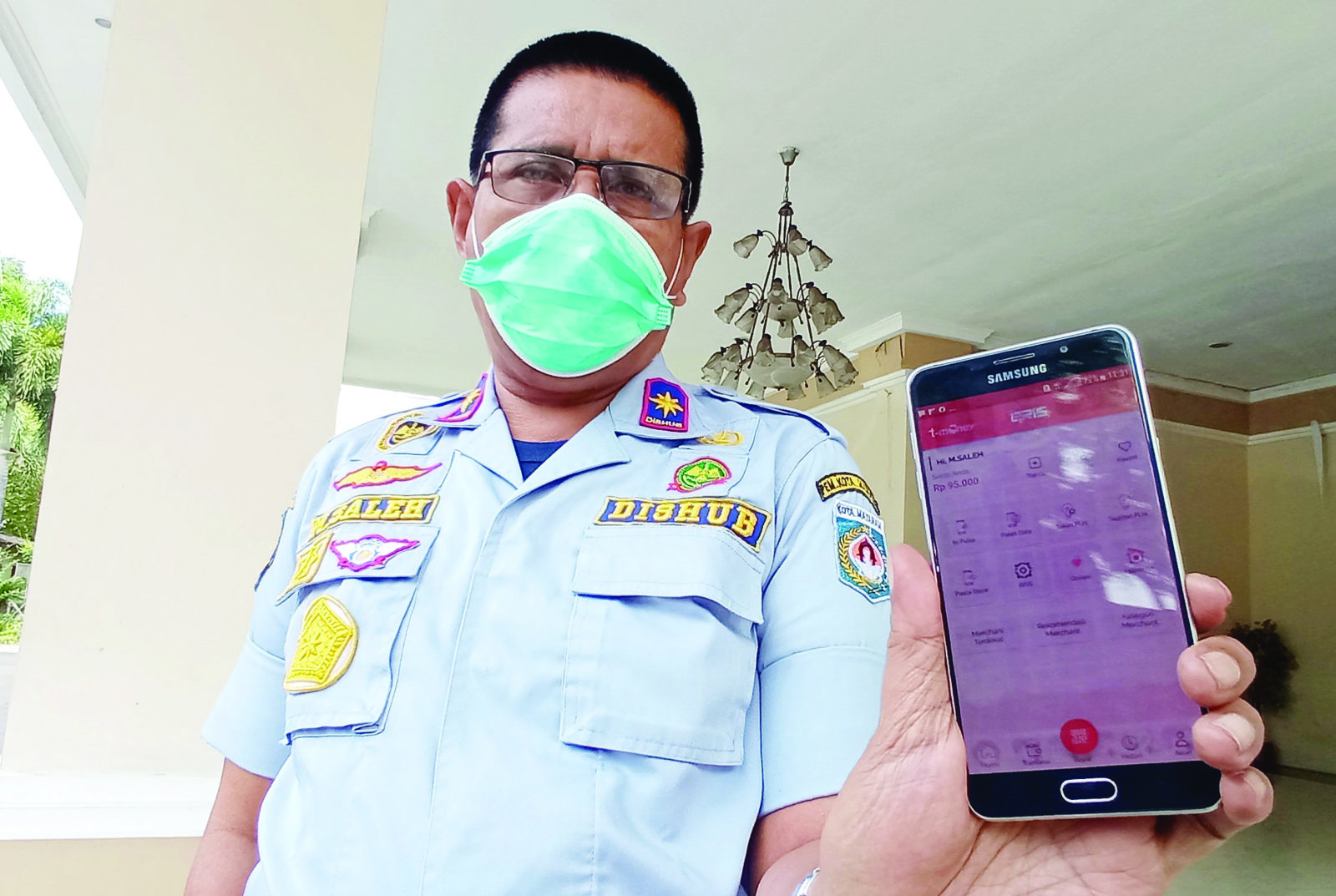 TUNJUKKAN APLIKASI: Kepala Dinas Perhubungan Kota Mataram M Saleh menunjukkan  aplikasi E-Money yang bisa digunakan untuk membayar parkir di Kota Mataram. (toni/lombok post)