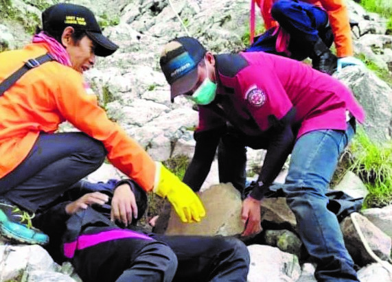 EVAKUSI: Petugas TNGR mengevakuasi jenazah korban Muhammad Fuad Hasan yang terjatuh di jalur pendakian Rinjani, kemarin (3/1). (Polres Lotara For Lombok Post)