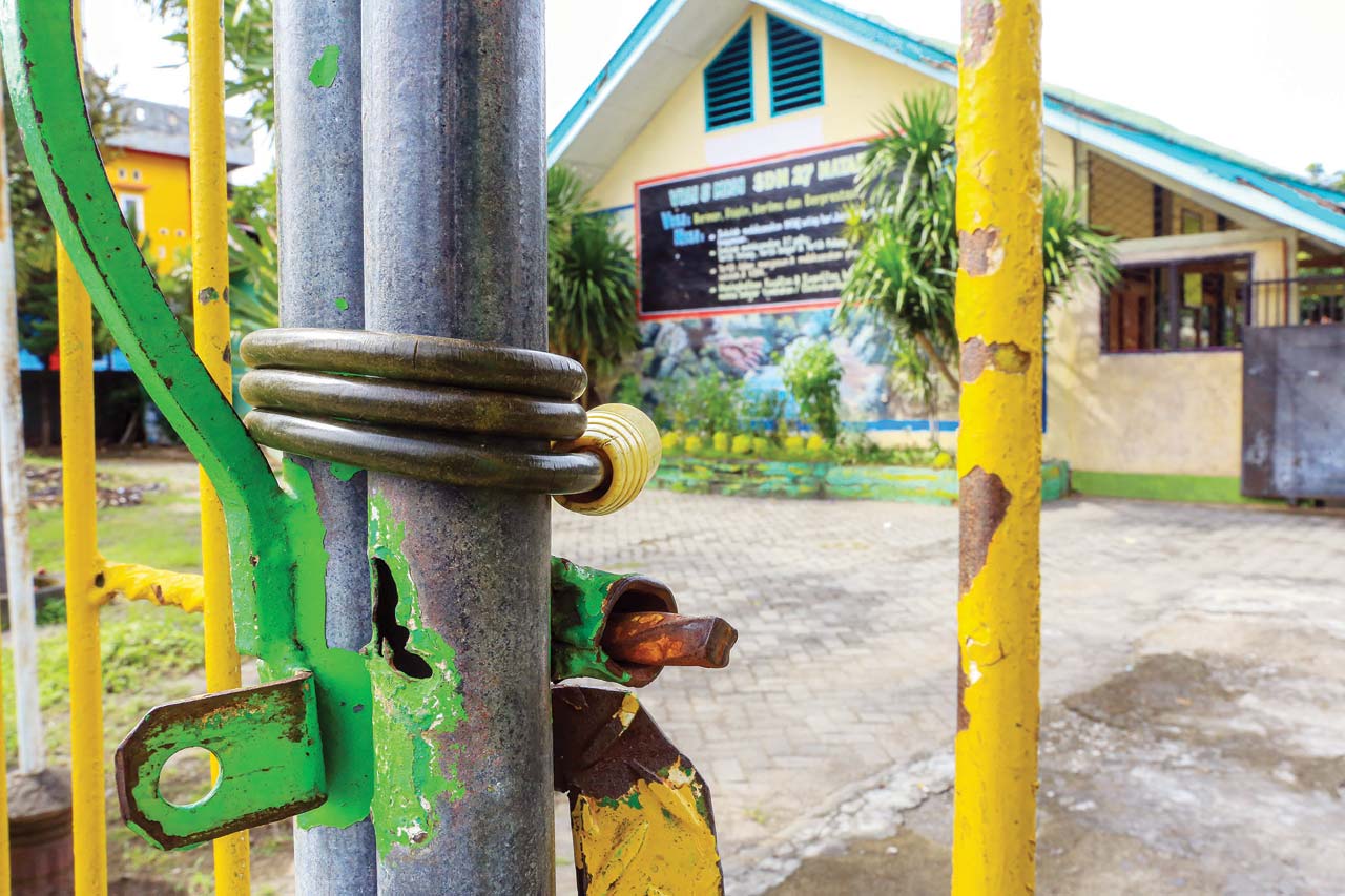 SEGERA DIBUKA: Salah satu sekolah di Kota Mataram digembok lantaran tidak ada PTM di tengah pandemi Covid-19, kemarin. Namun simulasi PTM akan segera dimulai.