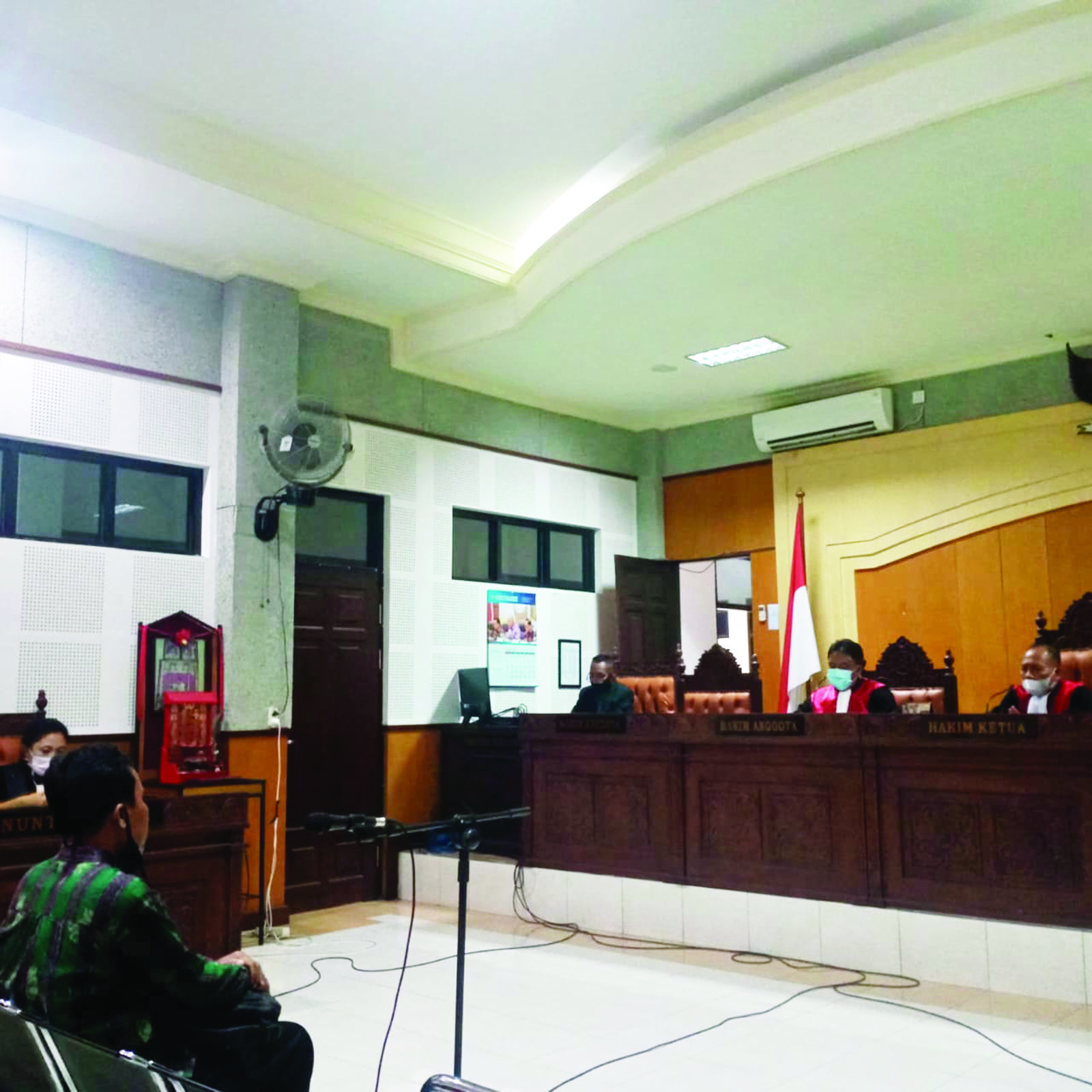 DITUNTUT: Terdakwa korupsi penyewaan lahan desa Sesela untuk pembangunan tower, Asmuni mendengarkan pembacaan tuntutan dari JPU di PN Tipikor Mataram, Sesela (26/1). (harli/Lombok post)
