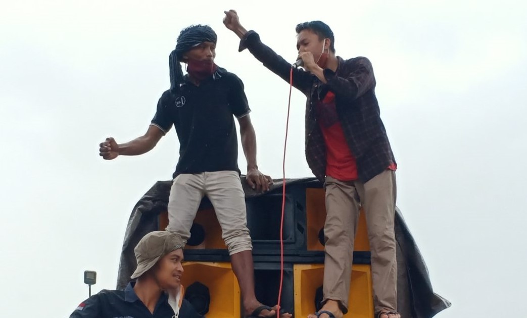 TUNTUT PERBAIKAN JALAN: Masa dari empat desa di Kecamatan Pujut, Loteng saat menuntut perbaikan jalan di kantor bupati, Senin (25/1). (Foto: Dedi/Lombok Post)