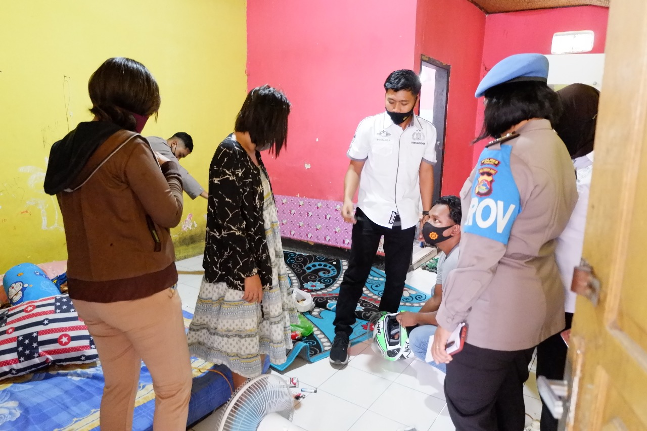 DIGELEDAH: Anggota Polres Sumbawa menggeledah kos yang dihuni dua wanita dan ditemukan bos dan alat hisap sabu lainnya, Selasa (19/1). (Randy/radar sumbawa)