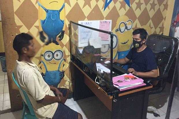 DITAHAN: Tersangka AG menjalani pemeriksaan di ruang penyidik unit PPA Satreskrim Polres Dompu, Rabu (6/1). (Polres Dompu For Radar Tambora/LPG)