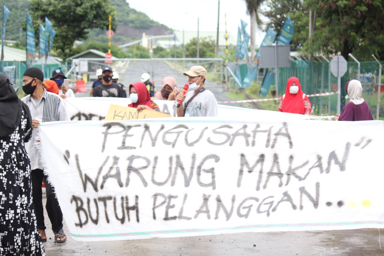 UNJUK RASA: Warga lingkar tambang menggelar aksi di depan pintu masuk PT AMNT di Benete, Sumbawa Barat, Selasa (26/1). (ist/radar sumbawa)