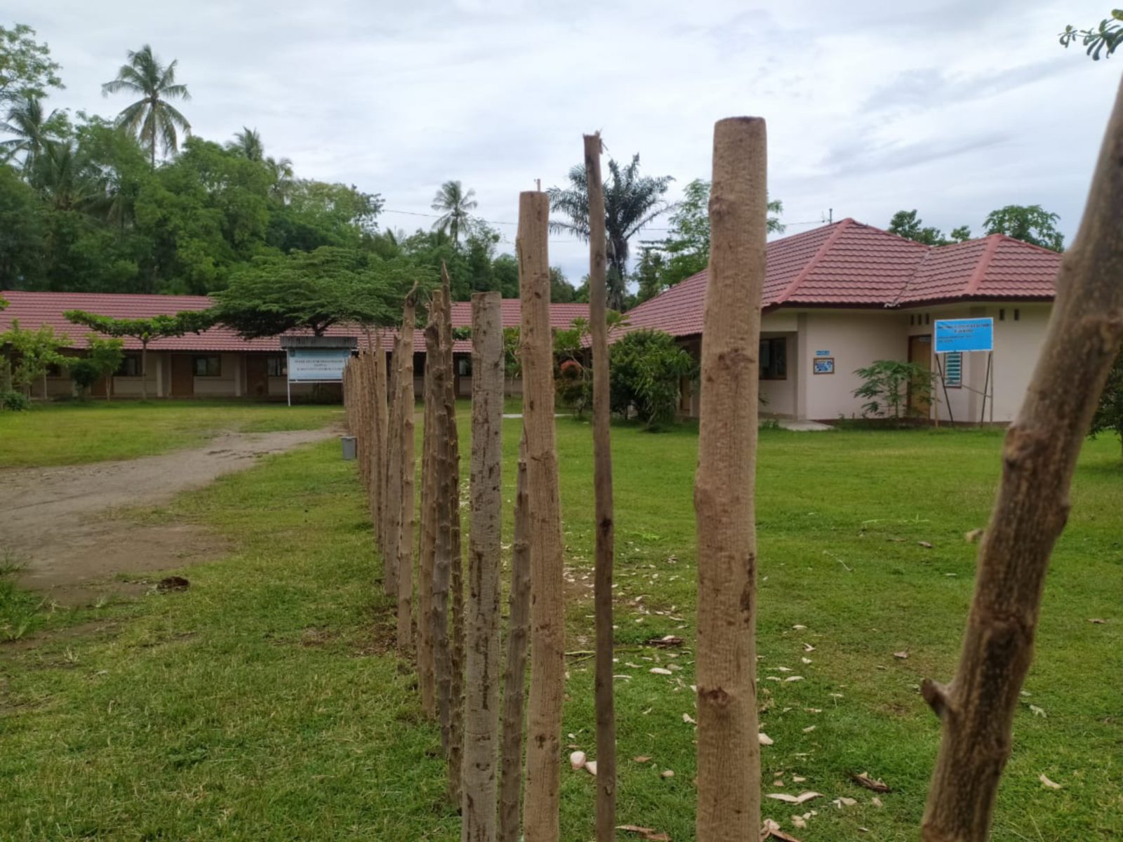 DIPAGARI: Sejumlah batang kayu ditancapkan pemilik tanah untuk memagari tanah yang dicaplok tanpa izin untuk pembangunan gedung SLBN KLU, (15/1).