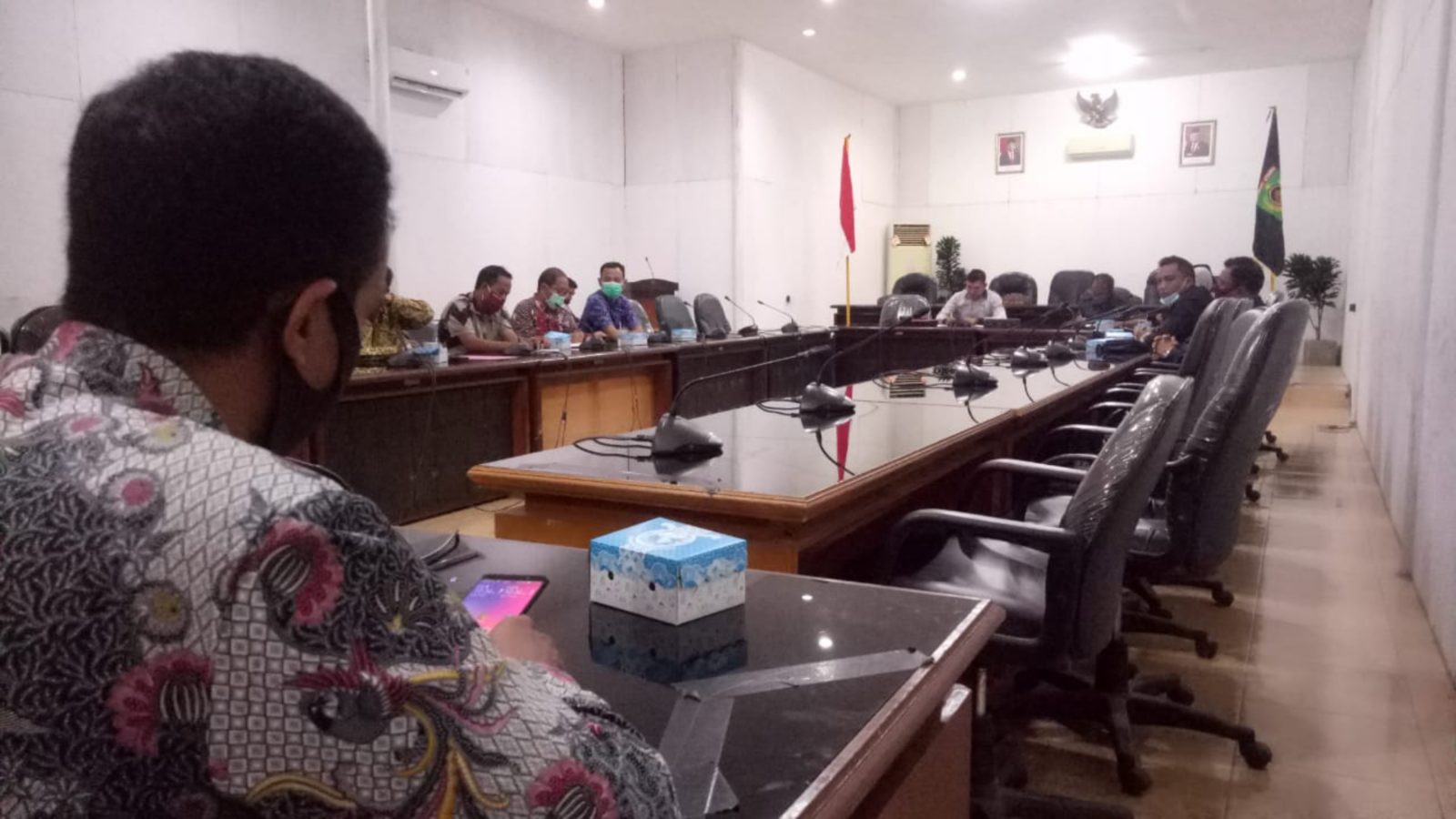 PEMBAHASAN PENTING: Suasana hearing terkait RTG antara BPBD KLU, Kades, dan dewan di ruang sidang DPRD KLU, Kamis (7/1)