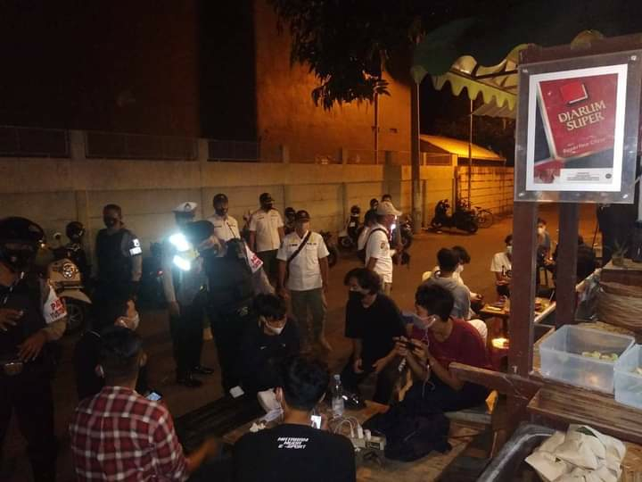 HINDARI KERUMUNAN: Satpol PP Kota Mataram bersama TNI-Polri melakukan pengawasan kepada pelaku usaha untuk mencegah kerumuman pada jam malam, pekan lalu. Pelaku usaha diminta tutup pukul 22.00 Wita.