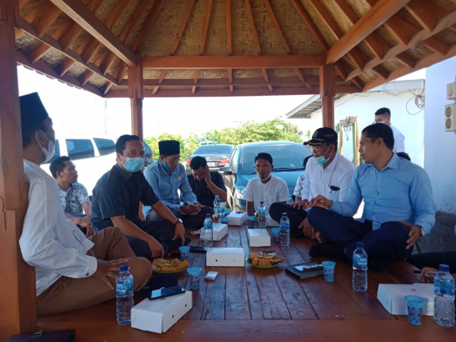 LIHAT LANGSUNG: Komisi II DPRD KLU melakukan kunjungan ke lokasi tambak udang di Dusun Amor-amor, Kecamatan Kayangan, Rabu (13/1).