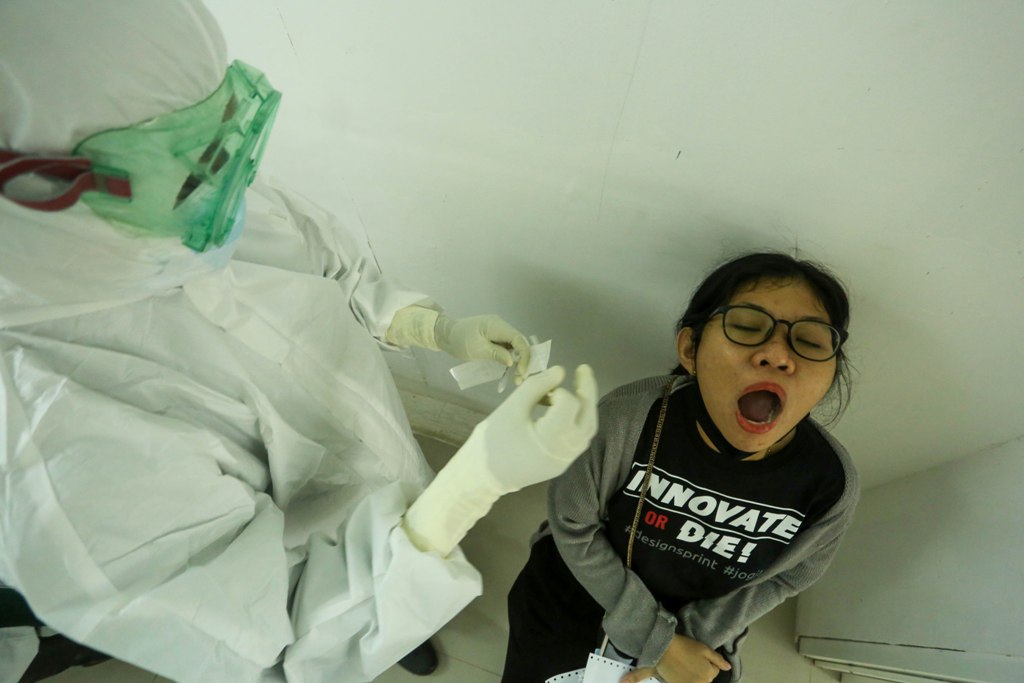 GAK BOLEH ABAI: Seorang tenaga kesehatan sedang mengambil sampel warga saat rapid test antigen beberapa waktu lalu. Warga diimbau tidak abai dengan tetap mematuhi protokol kesehatan covid. (Foto: Ivan/Lombok Post)