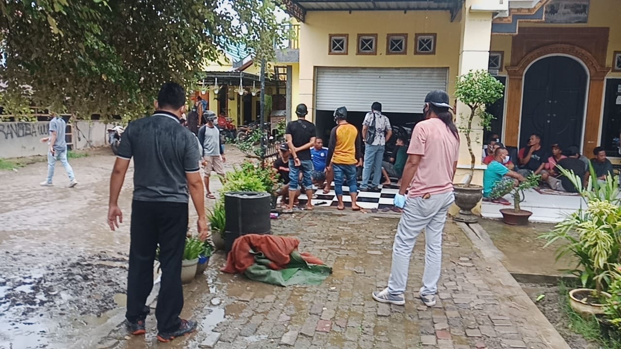 DIGEREBEK: Anggota Satintelekam Polres Bima Kota menggerebek arena judi sabung ayam di rumah oknum ASN di Kelurahan Dara, Kota Bima, Sabtu (30/1). (ist/Radar Tambora/LPG)