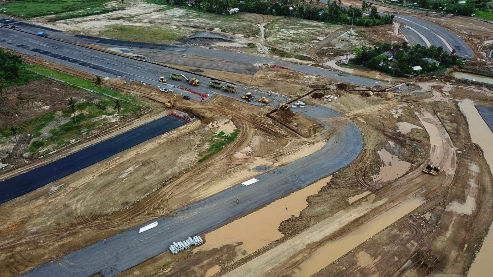 PALING TAJAM: Proses pengerjaan salah satu tikungan Sirkuit  MotoGP Mandalika di Lombok Tengah, NTB. (ivan/lombok post)