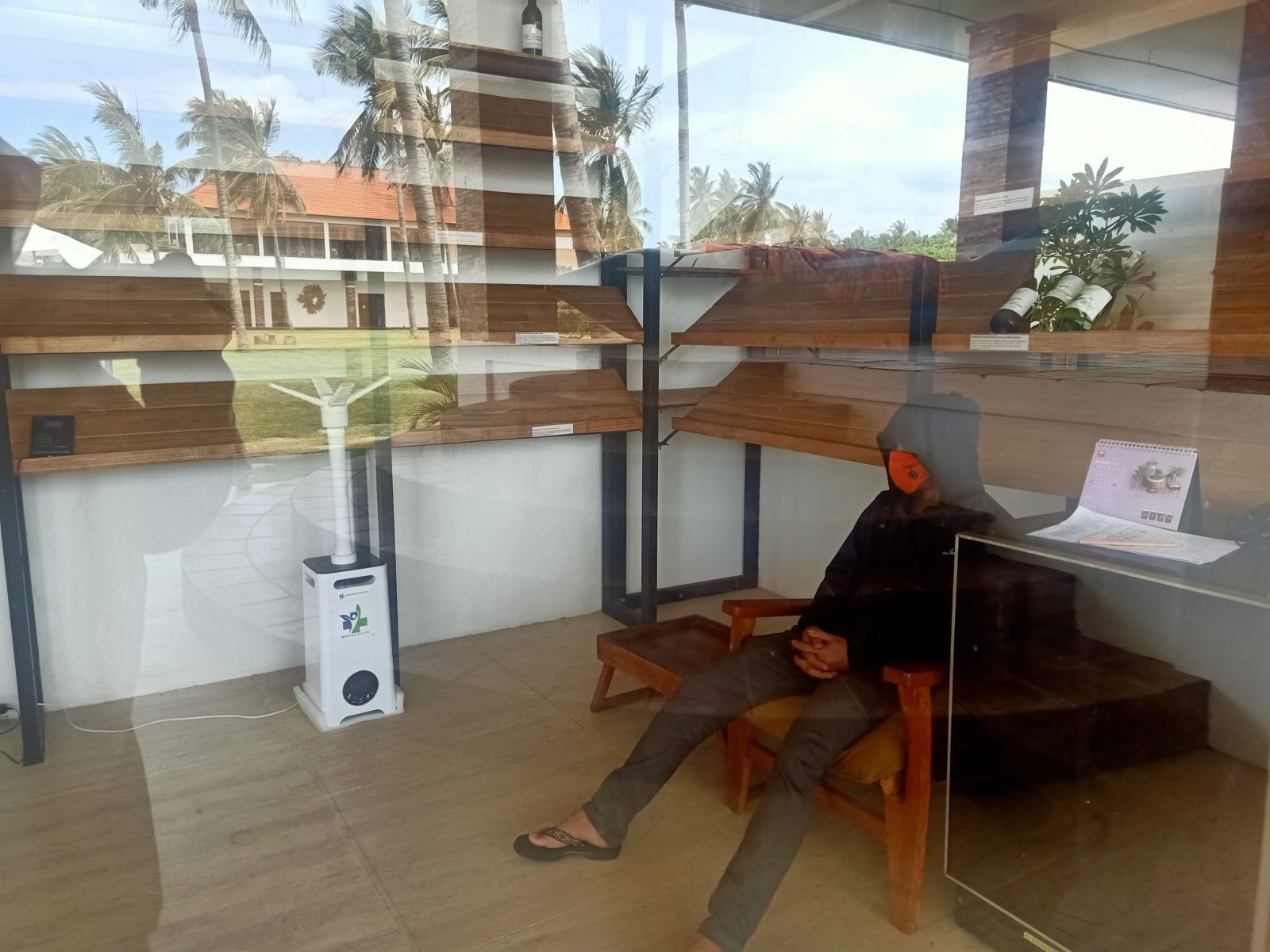 TANGKAL KORONA: Seorang tamu hotel masuk ruang sterilisasi Korona beberapa menit, sebelum menuju restoran di Hotel Anema Sigar Penjalin, akhir tahun lalu. Kini masyarakat tengah menunggu kedatangan vaksin di KLU.