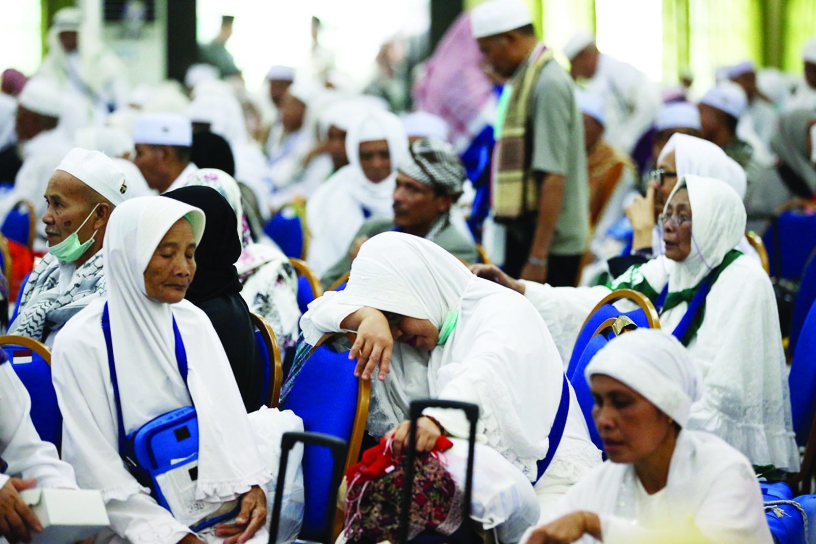 TAMU ALLAH: Calon jamaah haji Kota Mataram tahun 2019 lalu berkumpul di Asrama haji sebelum berangkat ke tanah suci. Belum ada keputusan terkait keberangkatan haji tahun ini karena masih mewabahnya Covid-19. (DOK/LOMBOK POST)