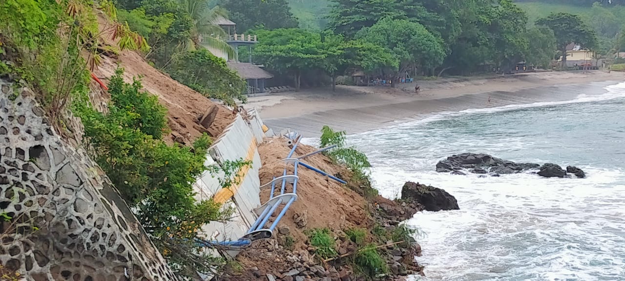 LONGSOR: Pembatas jalan dan sebagian pedestrian jalan di dekat pusat kawasan wisata Senggigi, Lobar, yang baru selesai direhab longsor, Sabtu pagi (6/2/2021). (Nurul/Lombok Post)