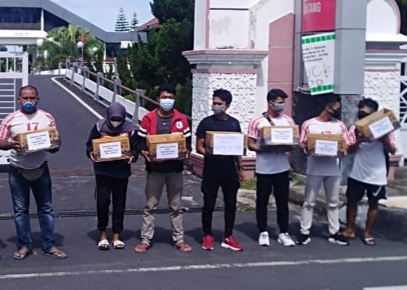 MINTA SUMBANGAN: Sejumlah atlet dan pelatih meminta bantuan dana dari pengguna jalan, Minggu (31/1). (Agus for Lombok Post)