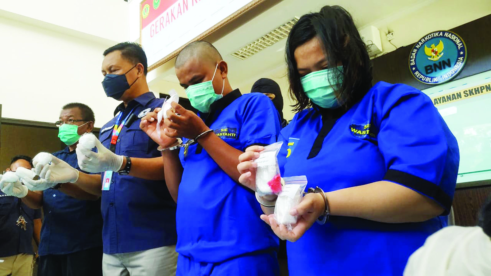 INI MEREKA: Kepala BNN NTB Brigjen Pol Gde Sugianyar Dwi Putra (dua dari kiri) menunjukkan sabu dan pasutri berinisial P dan MM dalam jumpa pers di kantor BNN NTB, Rabu (17/2/2021). (Harli/Lombok Post)