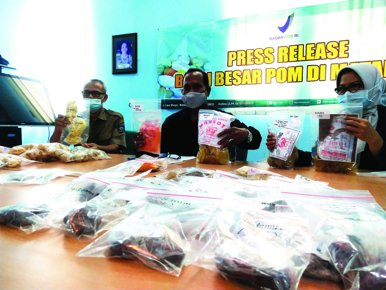 INI BERBAHAYA: Kepala BBPOM di Mataram Zulkifli (tengah) bersama Kabid Pengawasan dan Tertib Niaga Disdag NTB Haryono (kiri) dan Kabid Pemeriksaan BBPOM di Mataram Siti Nurkolina menunjukkan barang yang disita karena mengandung zat kimia berbahaya di kant