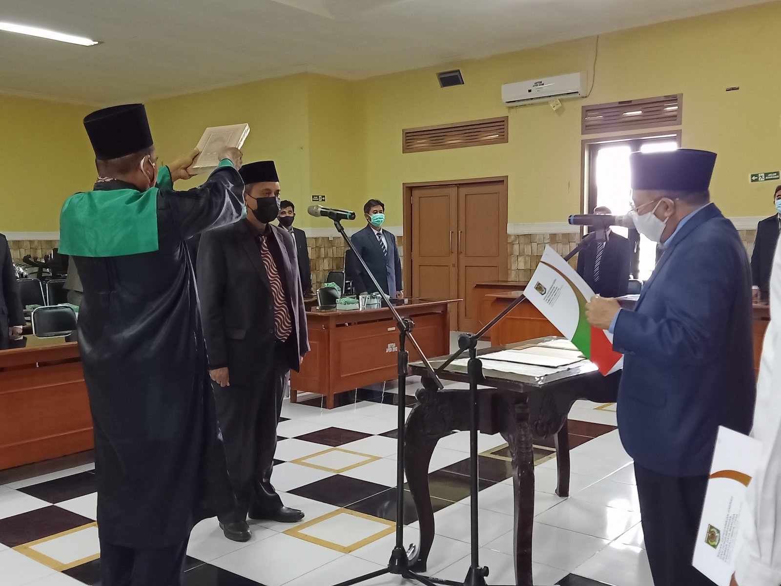 DI BAWAH ALQURAN: Bupati Lombok Utara H Najmul Akhyar melantik H Raden Nurjati sebagai Pj Sekda KLU di aula bupati, (3/2).