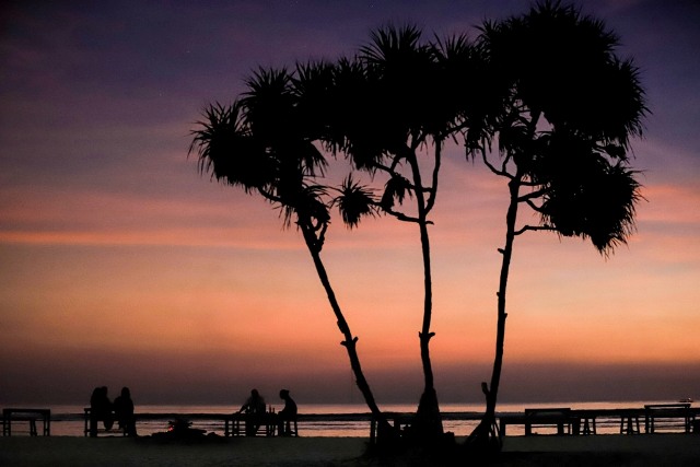 GILI TRAWANGAN: Beberapa orang wisatawan mancanegara sedang menikmati sunset di Gili Trawangan, Lombok Utara, belum lama ini. Prokes di objek wisata, hotel, dan restoran harus diterapkan secara ketat. Karena bisa menjadi daya tarik untuk wisatawan. (Foto: