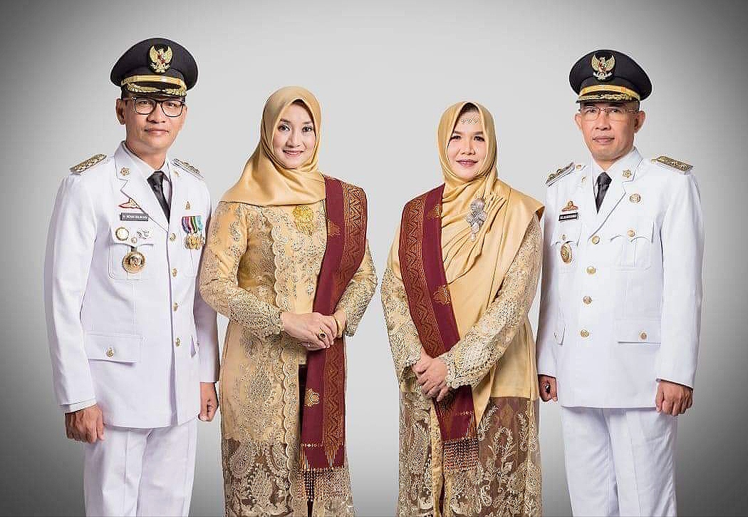 SIAP DILANTIK: Pasangan H Mohan Roliskana (kiri) dan TGH Mujiburrahman (kanan), merupakan salah satu pasangan kepala daerah di NTB yang akan dilantik tanggal 26 Februari 2021. (IST/Lombok Post)