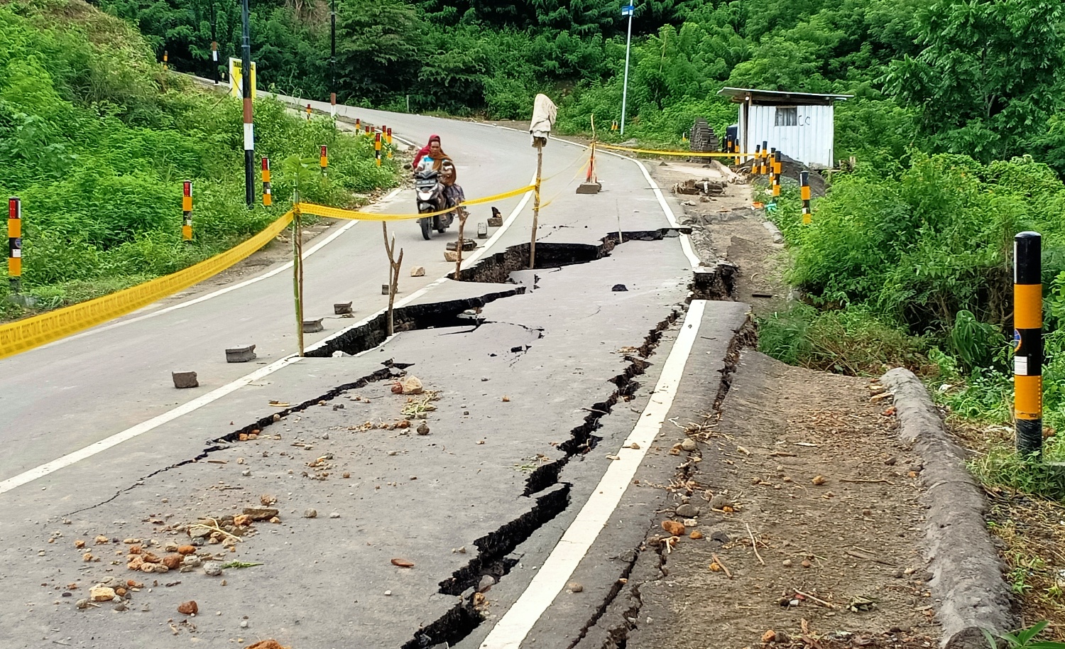 RETAK: Ruas jalan provinsi di wilayah Dusun Mengalung, Desa Kuta, Kecamatan Pujut, Lombok Tengah, retak sepanjang 50 meter karena bagian bawah yang ambles akibat banjir yang terjadi Sabtu malam (30/1). (Dedi/Lombok Post)
