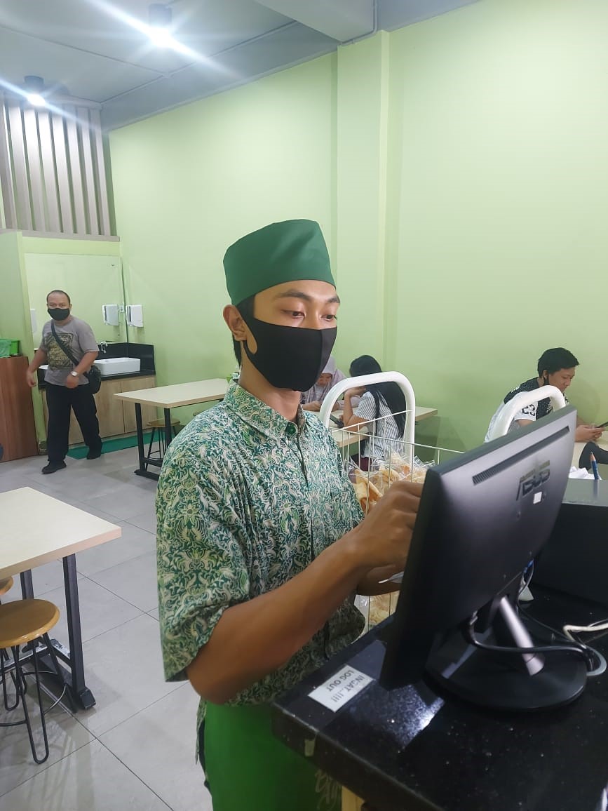 SEPENUH HATI: Karyawan salah satu restoran di Jalan Panca Usaha, melayani pesanan pembeli,  (3/2).