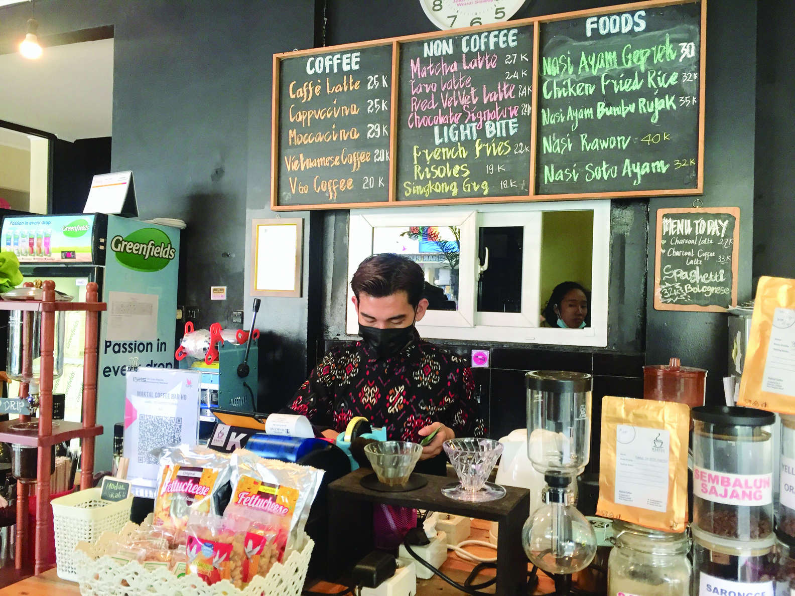 BISA RUGI: Seorang barista sedang meracik kopi pesanan pelanggan di salah satu kafe di Mataram, Kamis (18/2) lalu. SPN NTB menilai aturan baru tentang negosiasi gaji bisa merugikan karyawan. (Dok/Lombok Post)