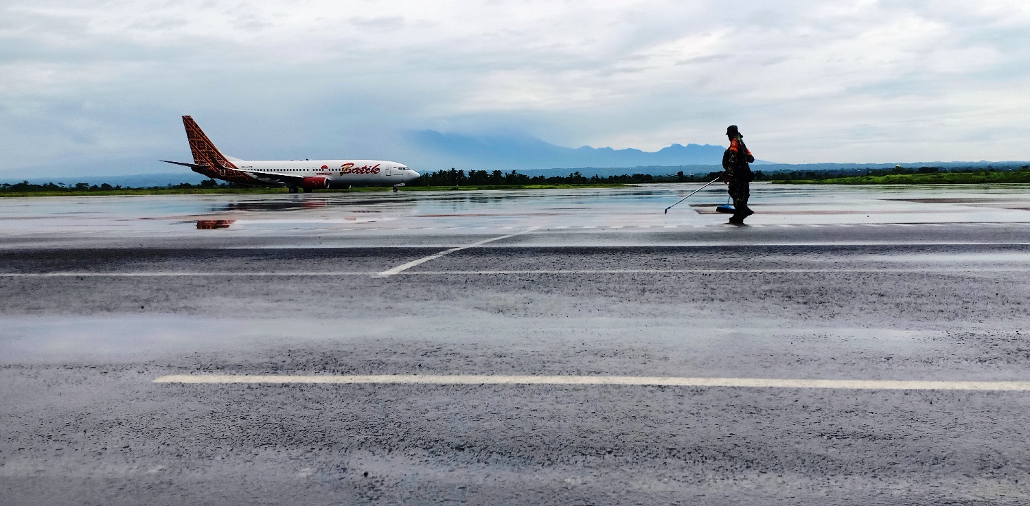 MENUJU RUNWAY: Pesawat BatikAir sedang menuju landasan pacu untuk take off di BIL, Selasa (19/1). (Foto: Dedi/Lombok Post)