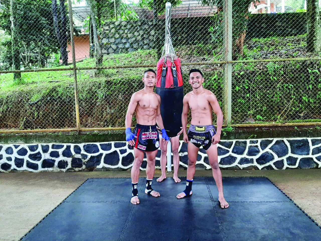 SIAP TAMPIL: Petarung NTB Ardiansyah (kiri) akan turun dalam kejurnas muaythai di Kendari, Maret mendatang. (IST/Lombok Post)