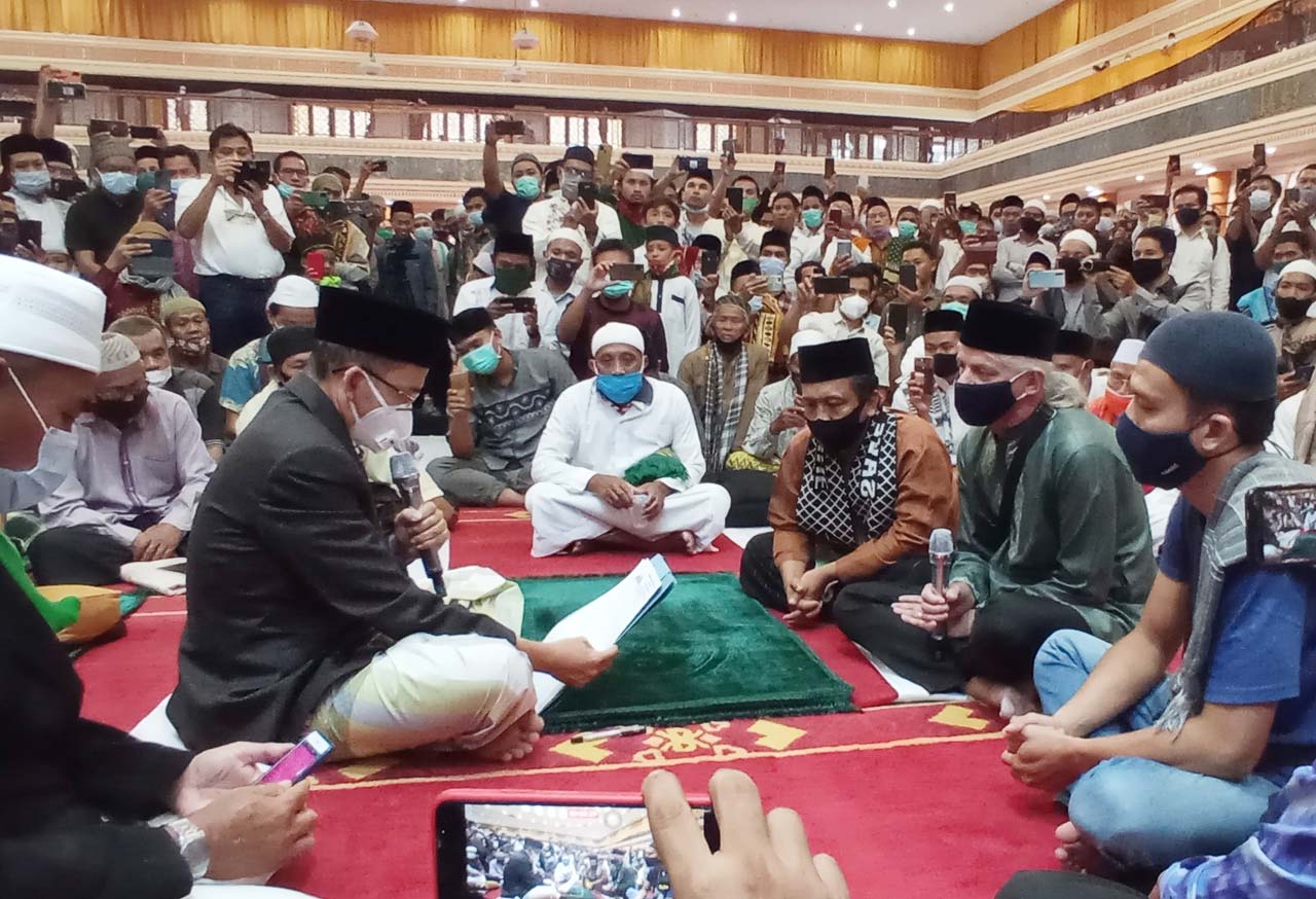 MASUK ISLAM: Melcom, 61 tahun, warga Australia yang memilih masuk Islam dengan mengucap dua kalimat syahadat di Masjid Hubbul Wathan Islamic Center, Jumat (26/2/2021).