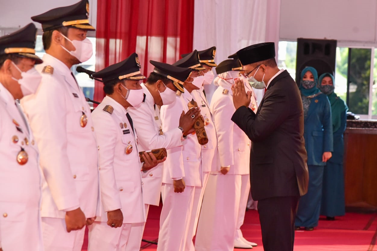SELAMAT BEKERJA: Gubernur NTB H Zulkieflimansyah (kanan) saat melantik para kepala daerah hasil Pilkada serentak 2020 di Graha Bhakti Praja, kantor gubernur NTB, Jumat (26/2/2021) (Didit/Lombok Post)