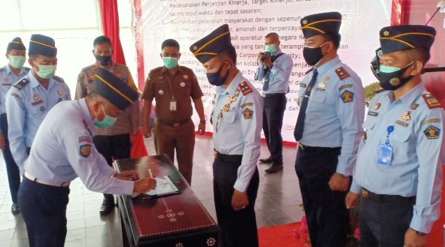 PENANDATANGANAN: Para pejabat rutan dan lapas di Lombok Tengah saat menandatangani pencanangan zona integritas WBK dan WBBM di Rutan Praya, Senin (15/2). (Foto: Dedi/Lombok Post)