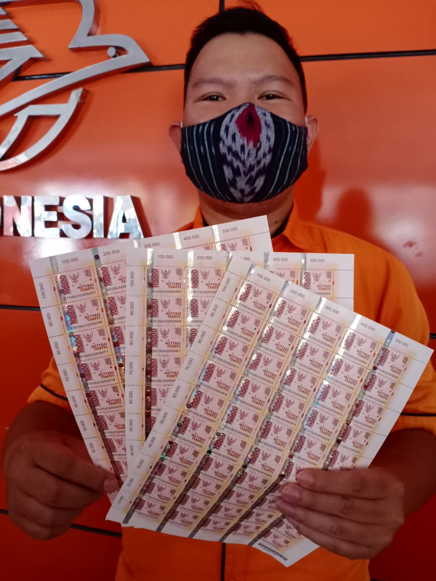 SIAP DISTRIBUSI: Seorang petugas Kantor Pos Mataram menunjukan materai Rp 10.000 yang siap didistribusikan, (2/2)