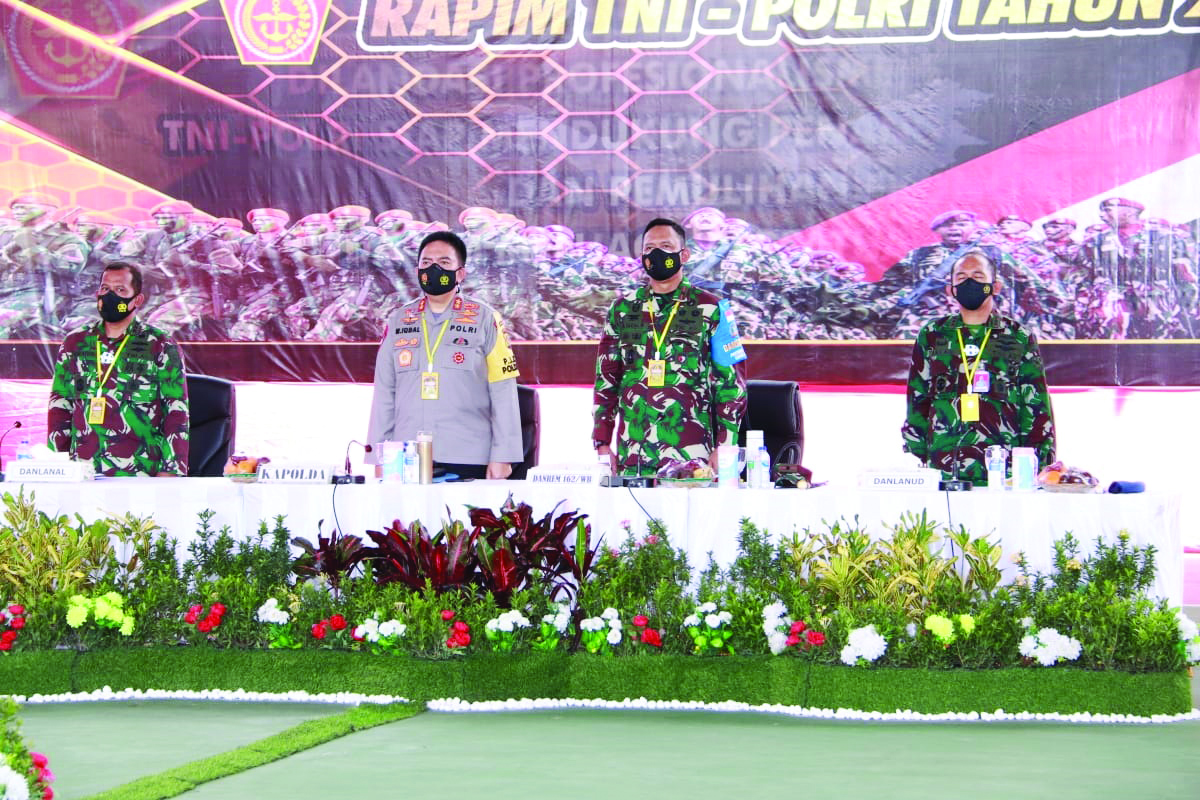 PERKUAT SINERGITAS: Dari kiri; Danlanal Mataram Kolonel Laut (P) Suratun, Kapolda NTB Irjen Pol Muhammad Iqbal, Danrem 162/WB Brigjen TNI Ahmad Rizal Ramdhani, serta Danlanud ZAM Kolonel Pnb. Khairun Aslam saat mengikuti Rapim TNI-Polri secara virtual dar