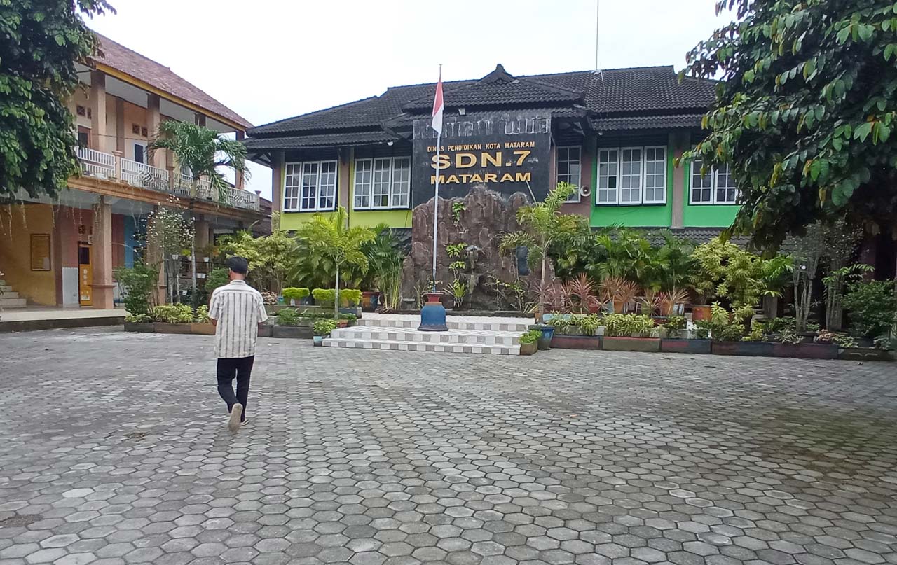 DITUTUP SEMENTARA: Pembelajaran tatap muka di SDN 7 Mataram sejak Senin lalu hingga Rabu (10/2/2021) ditiadakan mengantisipasi penularan Covid-19.